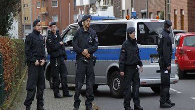 الشرطة الألمانية تخلي سوقا لمشتريات عيد الميلاد للاشتباه في طرد مجهول