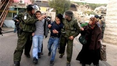 الاحتلال اﻹسرائيلي يقضي بسجن عدد من المقدسيين وإبعاد مدير نادي الأسير