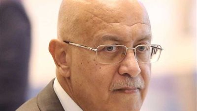 شريف إسماعيل يعود الى القاهرة بعد رحلة علاج بألمانيا