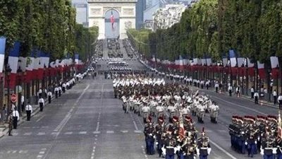 فرنسا تحشد 100 ألف شرطي لتأمين احتفالات عيد الميلاد