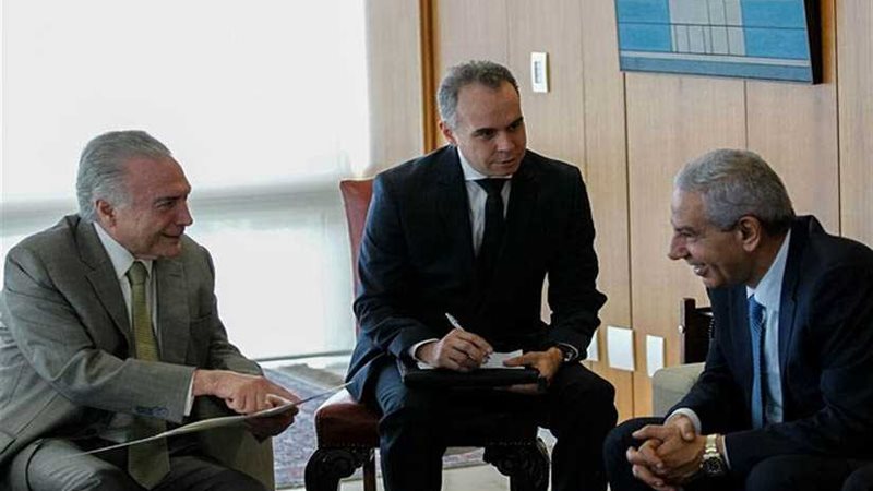 وزير الصناعة يسلِّم