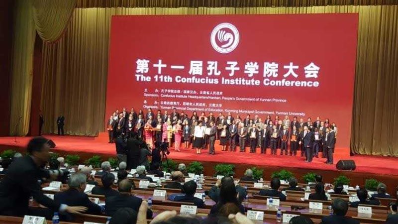 فوز كونفوشيوس بجائزة