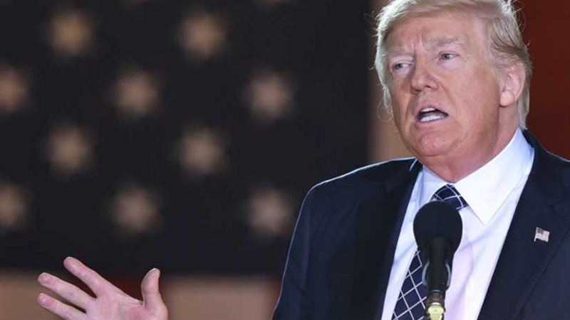 ترامب يبني جدارا