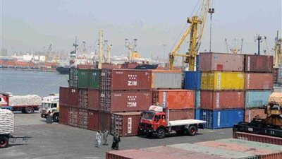انتظام حركة الشاحنات وعمليات الشحن والتفريغ بميناء الأسكندرية