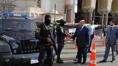 مدير أمن القاهرة يفاجئ الخدمات الأمنية بمحيط الكنائس قبل احتفالات عيد الميلاد (صور)