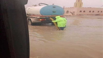 بالصور.. توقف الحركة المرورية بالطريق الصحراوي