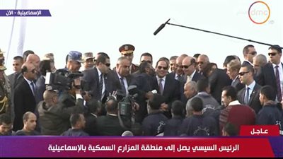 أحد العمال بعد تقبيله السيسي: «أمنية حياتي أتصور معاك»