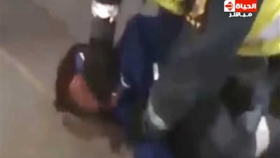 جندي صهيوني يخنق طفلا فلسطينيا (فيديو)