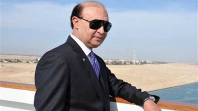 مميش يشهد عبور المركبات والمواطنين للكباري العائمة بقناة السويس