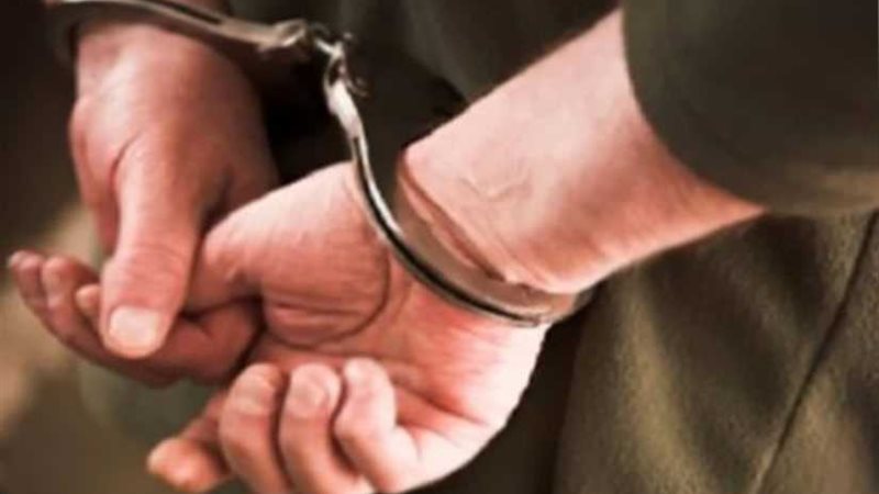 سائق يتهم عاملًا