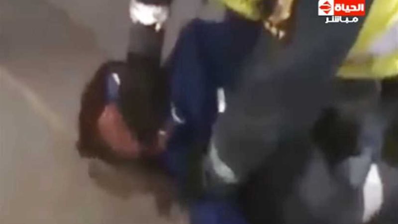 جندي صهيوني يخنق