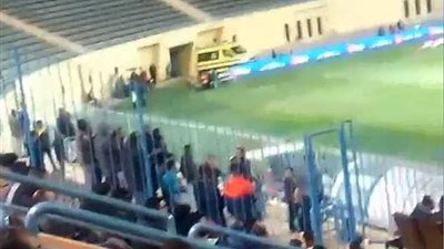 عشرات المشجعين يقتحمون ستاد بتروسبورت (فيديو)