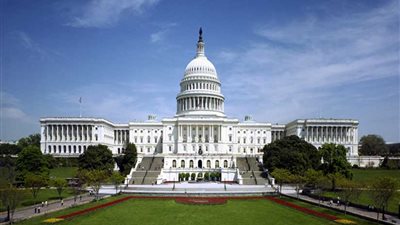 ميلانيا تقطع أقدم شجرة في البيت الأبيض