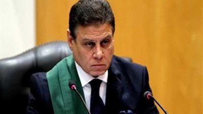 كاميرات المراقبة ترصد محاميًا يخفي 