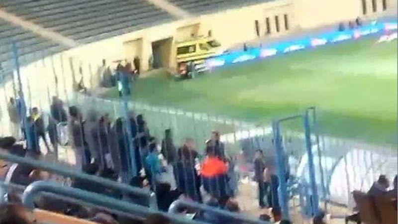 عشرات المشجعين يقتحمون
