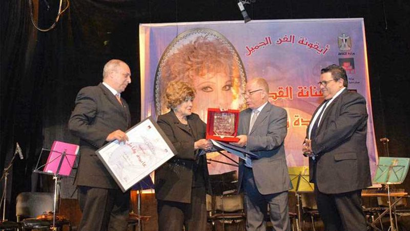 النمنم يكرم أيقونة