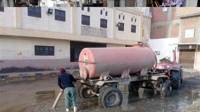 صيانة وتطوير صفايات الأمطار ورفع تراكمات المياه بدمنهور 