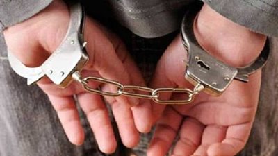 ضبط بائع سرق محل بقالة استولى على كروت شحن