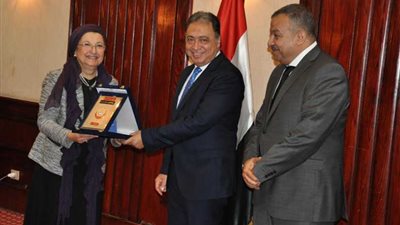 وزير الصحة يكرم لجنة إعداد قانون التأمين الصحي الجديد (صور)