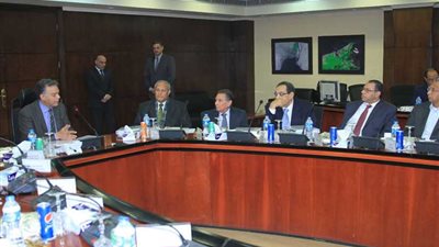 وزير النقل يترأس اجتماع القابضة لمشروعات الطرق والكباري 