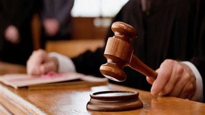 رسائل وصور للمتهمين.. ملثم يحمل سلاحا ضمن أحراز 