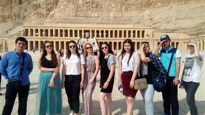 وفد طلابي روسي في رحلة لزيارة المعالم السياحية بمدينتيّ الأقصر وأسوان 