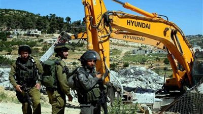 الاحتلال يسلم إخطارات لهدم مساكن ومسجد ومدرسة في 