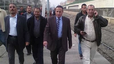 بالصور ..رئيس السكة الحديد يستقل كابينة القطار في جولة مفاجئة بالصعي