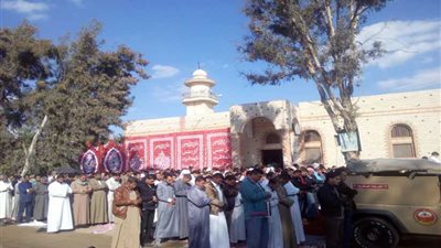 الآلاف يشيعون جثمان 