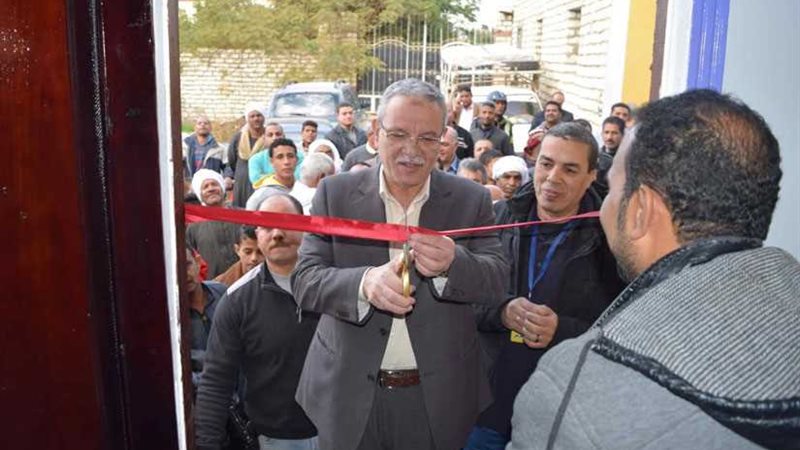 محافظ المنيا يسلم