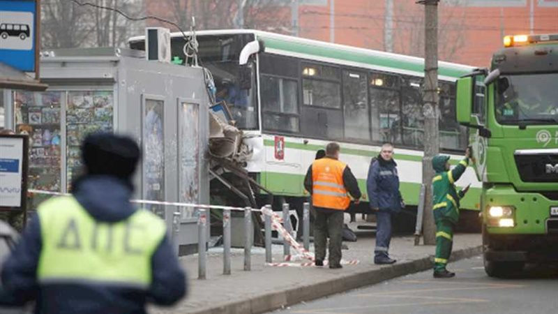 حافلة تقتحم محطة