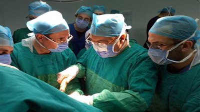 وزير الصحة أجرى عملية جراحية دقيقة لإحدى مصابي حادث كنيسة حلوان