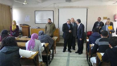 رئيس جامعة المنيا يتفقد امتحانات كليات الصيدلة والتمريض والسياحة