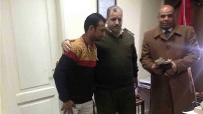 الأمانة تتجلى في سائق تاكسي بالمنيا عثر على 60 ألف جنيه وسلمها للشرطة