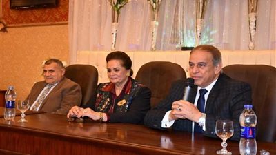 المهندسة نادية عبده تكرم السكرتير المساعد لبلوغه سن المعاش