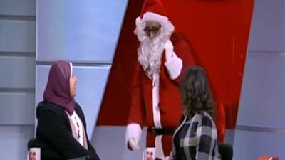 «بابا نويل» يقتحم استديو «هذا الصباح» ويقدم الهدايا على الهواء (فيديو)