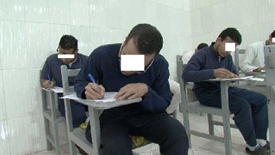 عقد امتحانات نصف العام لنزلاء السجون (صور)