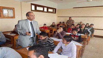 وكيل تعليم المنيا يتفقد سير الامتحانات ويحيل رئيس لجنة للتحقيق