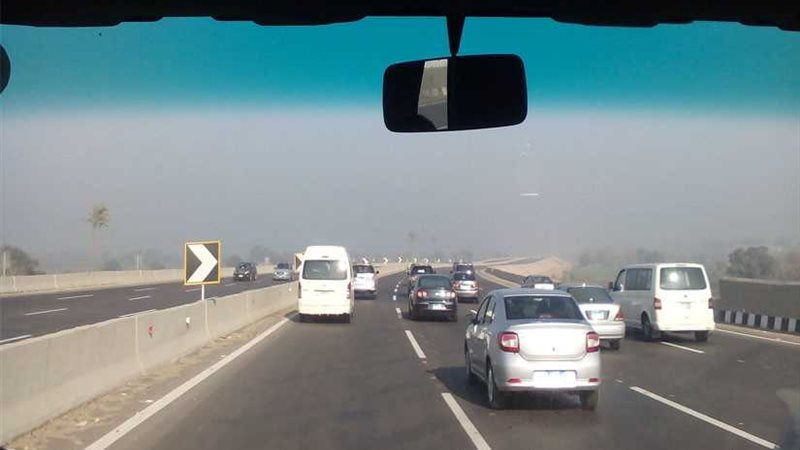 وزير النقل يقود سيارته