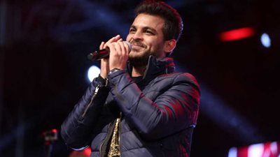 محمد رشاد يشعل حفل 