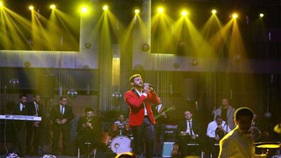 محمد رشاد يشعل حفل 