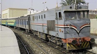 سيارة نقل تعطل حركة قطارات الصعيد