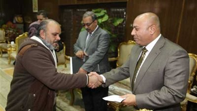 إعانة لأسرة عاملين لقيا مصرعهما في بيارة صرف صحي بالمنوفية