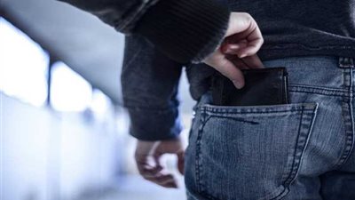 القبض على شاب يسرق حافظات النقود بموقف السيدة عائشة