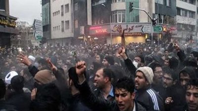 التوتر يتصاعد في إيران.. مقتل شرطي وارتفاع عدد الضحايا بين المتظاهرين