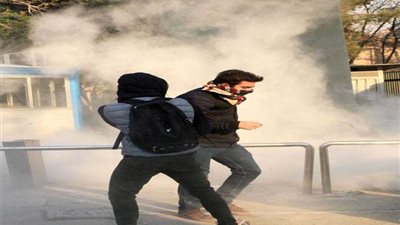 متظاهرون إيرانيون يشعلون النار في مراكز للشرطة