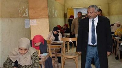 نائب رئيس جامعة الأزهر يتفقد امتحانات كلية التجارة بنات بأسيوط