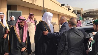 بالفيديو والصور.. عبدالعال و12 برلمانيًا مصريًا يصلون الرياض