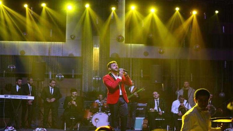 محمد رشاد يشعل حفل