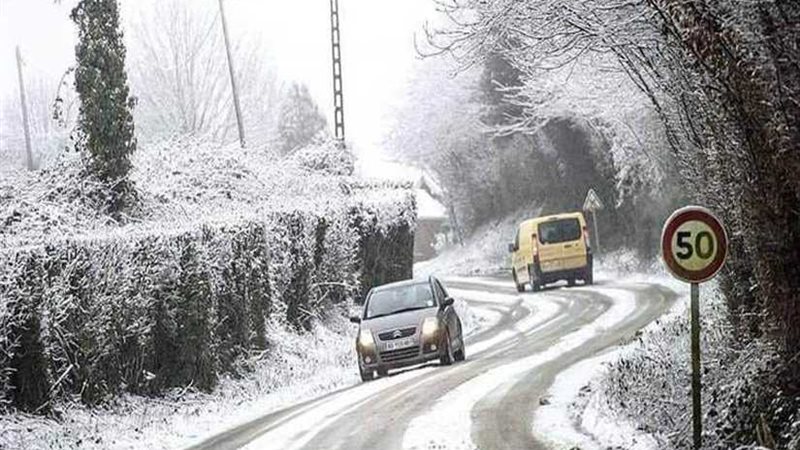 عاصفة ثلجية تقطع